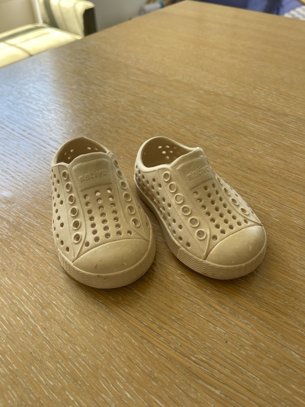 Native Kids Water Shoes in Beige